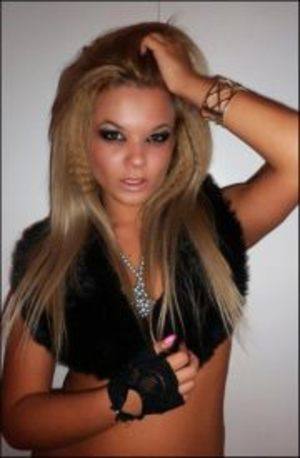 Eleanor, 19, New York | Flirty Adult Profile for Older Men