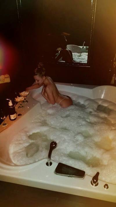 Tracy, 19 in Illinois | Younger Adult Woman, Older Men