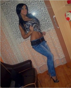 Leandra from Rhode Island is looking for adult webcam chat