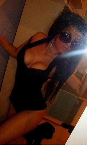 Elenore from Cobalt, Connecticut is looking for adult webcam chat