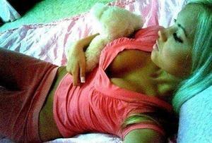 Shenna from Waimalu, Hawaii is looking for adult webcam chat